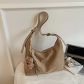 Grande borsa tote in pelle scamosciata marrone a mezzaluna con ciondolo a cane e tracolla - Con Ciondolo a Cucciolo / Cachi