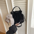 Détail du sac seau en peluche noire avec cordon de serrage et charmant porte-clés lapin - Avec Pendentif / Noir