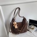 Detail der Schultertasche mit Leopardenmuster, Lederbesatz und süßem Plüschbär-Anhänger - Leopard Braun (Mit Anhänger)