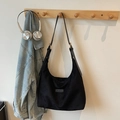 Borsa tote nera minimalista in pelle scamosciata opaca appesa a un gancio in legno - Senza Pendente / Nero