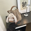 Détail du sac seau en peluche marron avec breloque lapin et texture douce - Avec Pendentif / Kaki