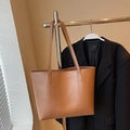 Minimalistische braune Leder-Tragetasche mit langen Riemen für den Alltag - Braun Ohne Anhänger