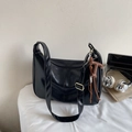 Borsa a spalla a mezzaluna in vernice nera lucida con ciondolo a T per pendolari chic - Con Ciondolo / Nero