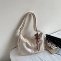 Grande borsa tote beige in pelle PU a mezzaluna con ciondolo a T marrone per lavoro - Con Ciondolo / Bianco Sporco