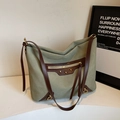 Borsa tote retrò verde salvia e marrone con borchie dorate e dettagli con frange - Verde