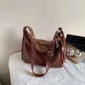 Borsa tote vintage marrone capiente in pelle PU con tracolla larga e ciondolo a T - Con Ciondolo / Marrone