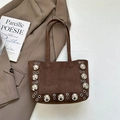 Borsa a spalla in camoscio marrone scuro con borchie argentate vintage per un look chic - Marrone