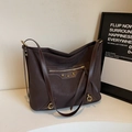 Grande borsa tote marrone scuro in pelle opaca con borchie dorate e dettaglio nappa - Caffè Scuro
