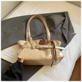 Borsa a spalla in pelle color crema con cinturino a fibbia e ciondolo a cuore leopardato - Cachi con Pendente