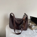 Grande borsa hobo marrone scuro in morbida pelle con ciondolo animale e tracolla larga - Con Ciondolo / caffè