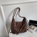 Braune Hobo-Tasche aus Wildleder mit Lederriemen und goldenen Schnallen im Retro-Stil - Braun