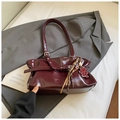 Borsa a mano minimalista in vernice bordeaux a pieghe con ciondolo a forma di orso e cuore - Rosso Vino Con Pendente