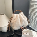 Sac seau en fausse fourrure blanc crème avec bandoulière en cuir marron, automne 2025 - Sans pendentif / Blanc