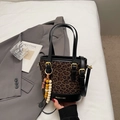 Secchiello leopardato alla moda con finiture in pelle nera e ciondolo di perline - Nero con ciondolo