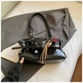 Borsa hobo plissettata nera lucida con nappa colorata e ciondolo cuore leopardato - Nero con ciondolo