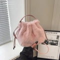 Sac seau en peluche rose avec fermeture à cordon et bandoulière en similicuir - Sans pendentif / Rose