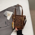 Secchiello leopardato alla moda con manici in pelle marrone e nappina di perline - Marrone con ciondolo