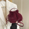 Sac seau chic en fausse fourrure bordeaux avec cordon et bandoulière en cuir - Sans pendentif / Rouge