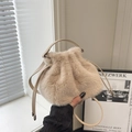 Sac seau chic en peluche beige avec finition en fausse fourrure et cordon serrage - Sans pendentif / Blanc Cassé