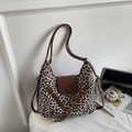 Schultertasche mit Leopardenmuster, braunem Leder und verstellbarem Riemen - Leopardenweiß