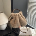 Sac seau en fausse fourrure marron clair avec cordon et anse en cuir marron - Sans pendentif / Kaki