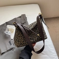 Tragetasche mit Leopardenmuster, braunen Ledergriffen und goldenen Metallringen - Braun