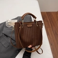 Minimalistische dunkelbraune gewebte Beuteltasche mit Ledergriff und goldenem Beschlag - Braun