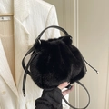 Sac seau chic en fausse fourrure noire avec fermeture à cordon et bandoulière - Sans pendentif / Noir
