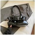 Sac bandoulière plissé noir brillant minimaliste avec boucle en métal et style punk - Noir sans Pendentif