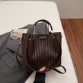 Dunkelbraune geflochtene Beuteltasche aus Leder mit goldfarbenen Metallelementen - Kaffeebraun