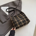 Borsa tote scozzese retrò marrone e nera con ciondolo a fiocco dorato e tracolla nera - Nero