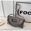 Detalle de bolso de hombro en piel plisada topo con cadena metálica y hebilla ovalada - Gris