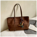 Grande borsa tote marrone scuro con trama a rombi e ciondolo a forma di orsetto - Caffè con Ciondolo