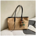 Borsa tote in camoscio kaki con motivo a rombi trapuntato e sottili spalline nere - Cachi con Pendente