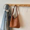 Detail einer braunen geflochtenen Leder-Hobo-Tasche mit Vordertasche und Flechtmuster - Braun