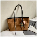 Borsa tote trapuntata marrone scamosciata con spalline sottili e ciondoli in peluche - Marrone con ciondolo