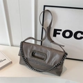 Borsa a cuscino vintage grigio scuro con texture stropicciata, catena e fibbia ovale - Grigio