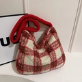 Dettaglio della trama peluche a scacchi rossi e bianchi e etichetta in pelle sulla borsa - Rosso