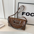 Borsa a tracolla marrone in pelle vintage con anello metallico argento e catena decorativa - Marrone