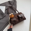 Dettaglio borsa Boston vintage a quadri con tasche doppie e ciondolo orsetto di peluche - Marrone con Ciondolo
