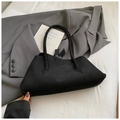 Detalle del bolso tote de ante negro con cierre de cremallera doble y diseño trapezoidal suave - Negro