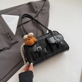 Dettaglio borsa Boston vintage a quadri con doppie tasche e ciondolo orsetto di peluche - Nero Con Pendente