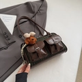 Dettaglio borsa Boston vintage a quadretti con tasche in pelle e ciondolo peluche - Verde con Ciondolo