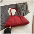 Vista plana de un bolso tote de ante rojo con detalle de lazo y forma de trapecio - Rojo