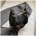 Elegante schwarze geflochtene Halbmond-Achseltasche mit goldenen Nieten und Stil - Schwarz