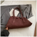 Detalle del bolso tote de ante burdeos con textura mate y diseño trapezoidal espacioso - Marrón