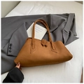 Detalle de un bolso shopper marrón de ante sobre una chaqueta gris para estilo oficina - Marrón