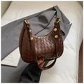 Dunkelbraune geflochtene Halbmond-Schultertasche mit goldenen Metallschnallen - Braun