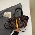 Stilvolle Handtasche mit Leopardenmuster in Hellbraun mit schwarzen Griffen und Anhänger - Schwarz (Mit Anhänger)