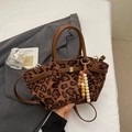 Stilvolle Handtasche mit Leopardenmuster, braunen Ledergriffen und buntem Holzperlenanhänger - Braun (Mit Anhänger)